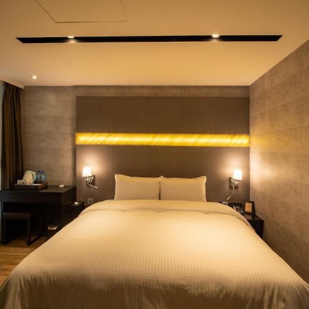 Fengjia Hotel Bell ไถจง ภายนอก รูปภาพ