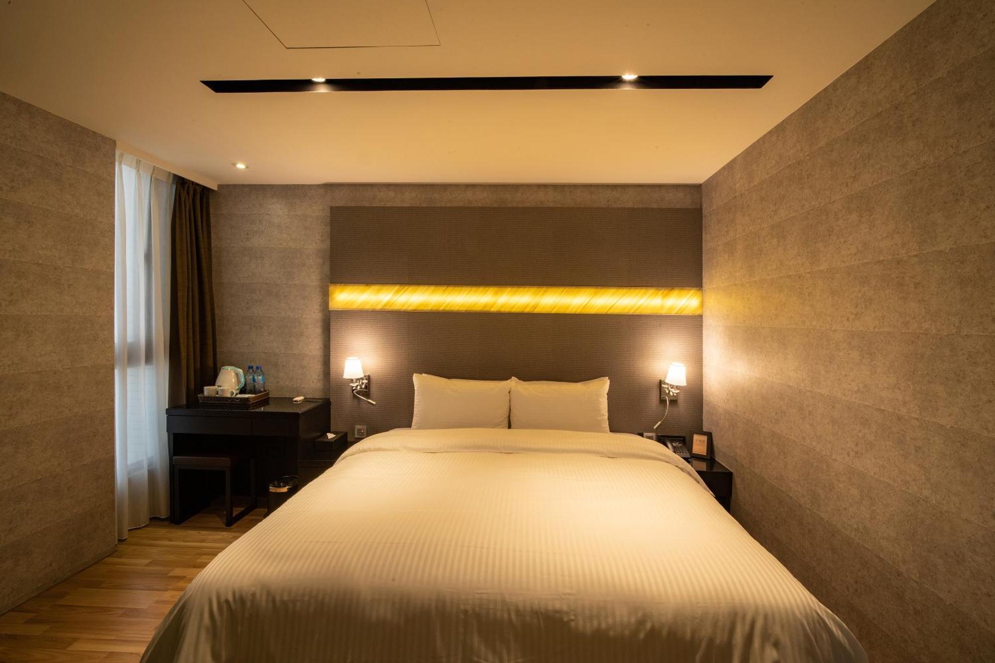 Fengjia Hotel Bell ไถจง ภายนอก รูปภาพ