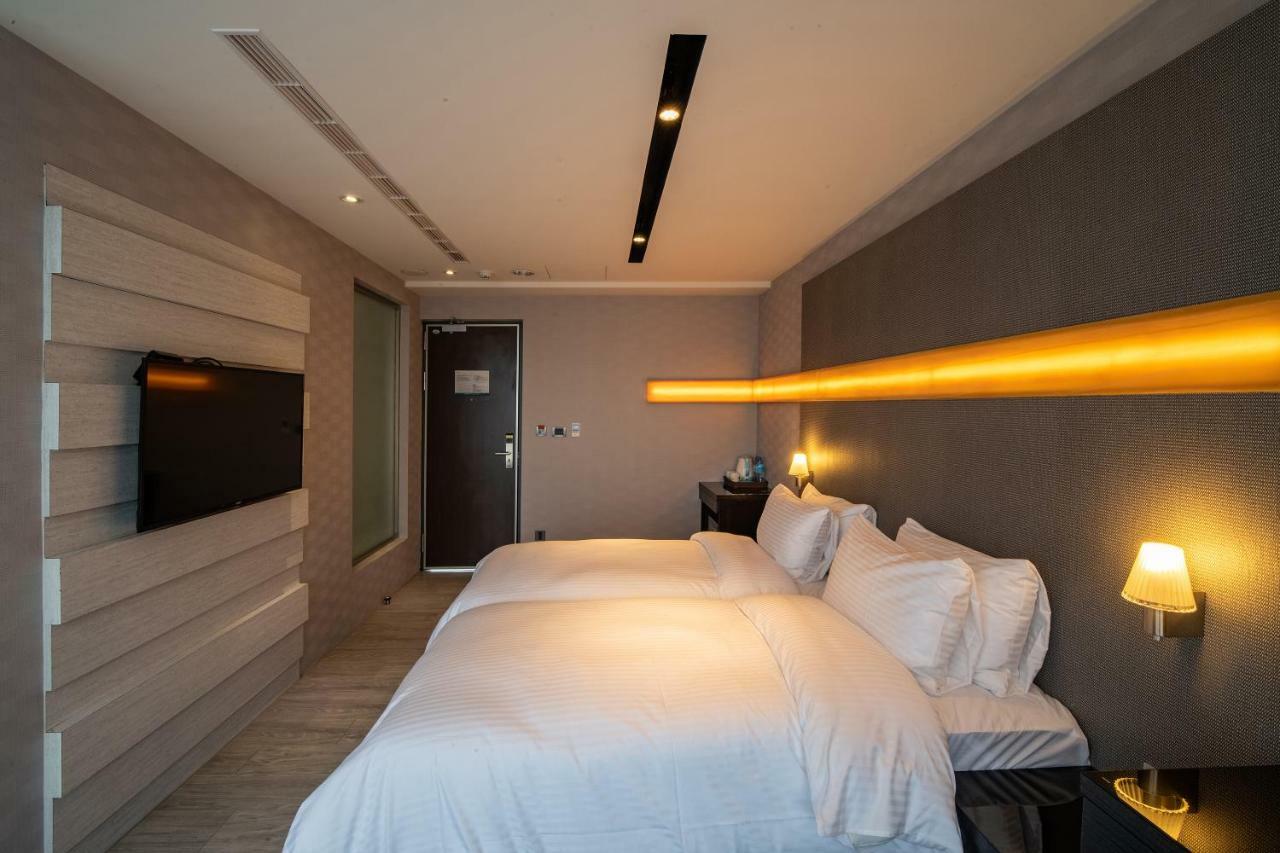 Fengjia Hotel Bell ไถจง ภายนอก รูปภาพ